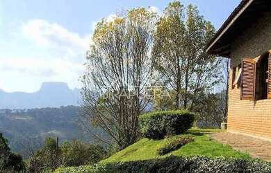 Imagem: A casa possui 4 Dormitórios, 3 Banheiros, 3 Vagas na garagem