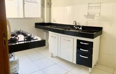 Imagem: O apartamento possui 2 Dormitórios, 1 Banheiro, 1 Vaga na garagem