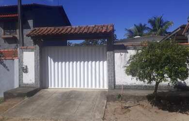 Imagem: A casa possui 3 Dormitórios, 2 Banheiros, 2 Vagas na garagem