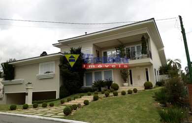 Imagem: A casa possui 4 Dormitórios, 5 Banheiros, 4 Vagas na garagem