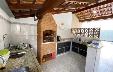 Imagem: A casa possui 3 Dormitórios, 2 Banheiros, 2 Vagas na garagem