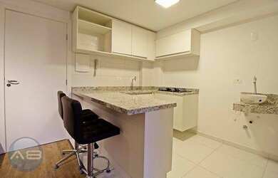 Imagem: O apartamento possui 1 Dormitório, 1 Banheiro, 1 Vaga na garagem