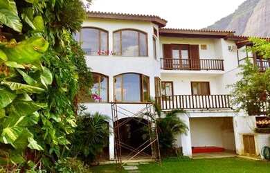 Imagem: A casa em condomínio possui 4 Dormitórios, 4 Banheiros, 3