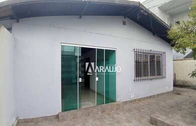 Imagem: A casa possui 3 Dormitórios, 1 Banheiro, 180m² de Área e