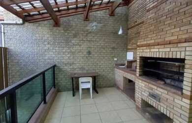 Imagem: A casa possui 3 Dormitórios, 1 Banheiro, 2 Vagas na garagem