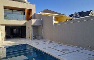 Imagem: A casa em condomínio à venda possui 4 Dormitórios, 5 Banheiros