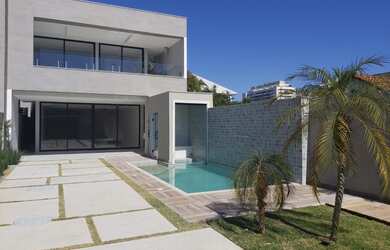 Imagem: A casa em condomínio possui 4 Dormitórios, 5 Banheiros, 3