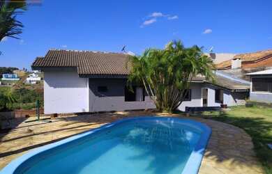 Imagem: A casa possui 4 Dormitórios, 2 Banheiros, 4 Vagas na garagem