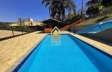 Imagem: A casa possui 3 Dormitórios, 3 Banheiros, 2 Vagas na garagem