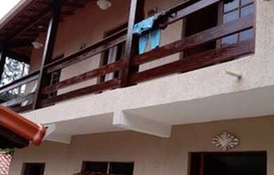 Imagem: A casa possui 4 Dormitórios, 3 Banheiros, 3 Vagas na garagem