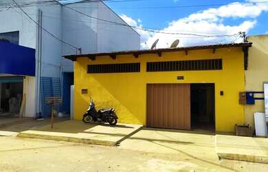 Imagem: A casa possui 3 Dormitórios, 2 Banheiros, 3 Vagas na garagem