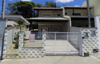 Imagem: A casa possui 3 Dormitórios, 3 Banheiros, 2 Vagas na garagem
