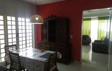 Imagem: A casa possui 3 Dormitórios, 2 Banheiros e está localizado