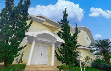 Imagem: A casa possui 5 Dormitórios, 5 Banheiros, 2 Vagas na garagem