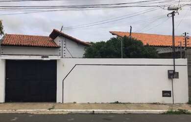 Imagem: A casa possui 3 Dormitórios, 3 Banheiros e 140m² de Área