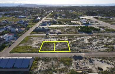 Imagem: O terreno possui 375m² de Área e está localizado em Balneário