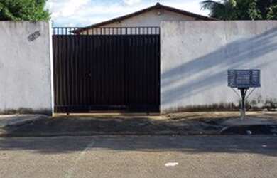 Imagem: A casa possui 2 Dormitórios, 2 Banheiros, 1 Vaga na garagem