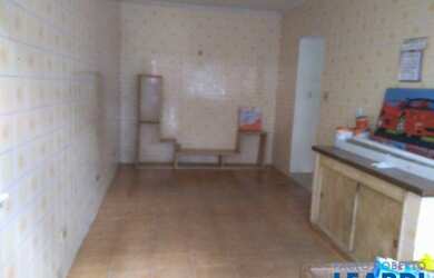 Imagem: O depósito à venda possui 4 Vagas na garagem e 330m² de Área