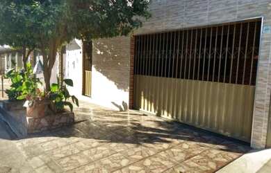 Imagem: A casa possui 3 Dormitórios, 2 Banheiros, 2 Vagas na garagem