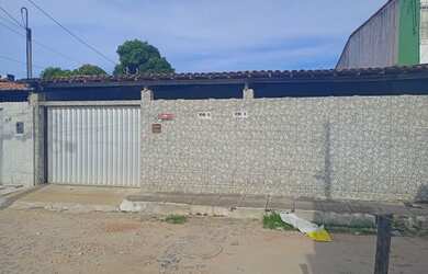 Imagem: A casa possui 3 Dormitórios, 2 Banheiros, 2 Vagas na garagem