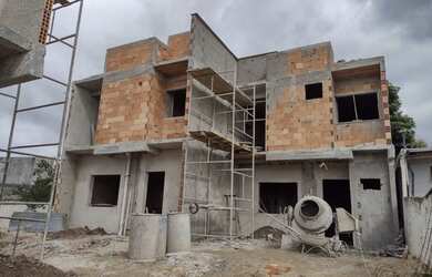 Imagem: A casa em condomínio possui 3 Dormitórios, 1 Banheiro, 2 Vagas