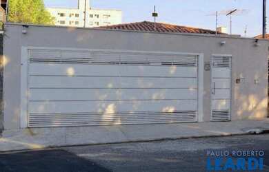 Imagem: A casa possui 3 Dormitórios, 2 Banheiros, 5 Vagas na garagem