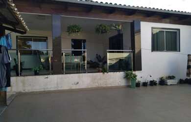 Imagem: A casa possui 3 Dormitórios, 2 Banheiros, 3 Vagas na garagem