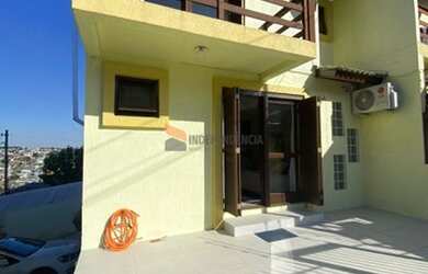 Imagem: A casa possui 3 Dormitórios, 2 Banheiros, 3 Vagas na garagem