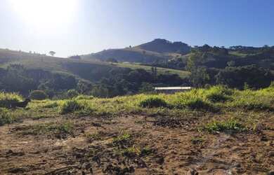 Imagem: O terreno possui 2.000m² de Área e está localizado em Pedra