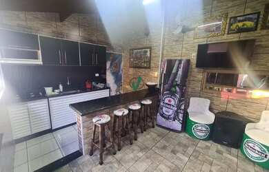 Imagem: A casa possui 2 Dormitórios, 1 Banheiro, 4 Vagas na garagem