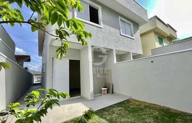 Imagem: A casa possui 4 Dormitórios, 3 Banheiros, 2 Vagas na garagem