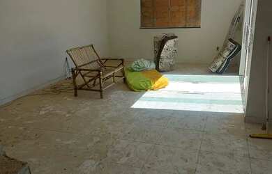 Imagem: A casa possui 4 Dormitórios, 2 Banheiros, 5 Vagas na garagem