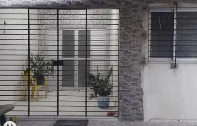 Imagem: A casa possui 2 Dormitórios, 1 Banheiro e está localizado