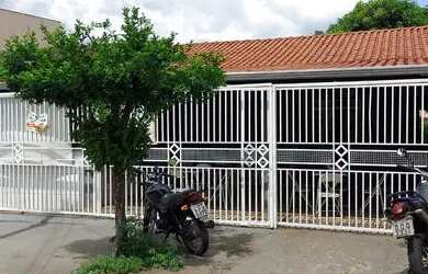 Imagem: A casa possui 3 Dormitórios, 1 Banheiro, 2 Vagas na garagem