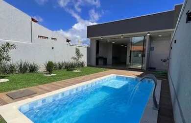 Imagem: A casa possui 3 Dormitórios, 2 Banheiros, 2 Vagas na garagem