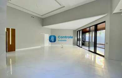 Imagem: A casa possui 3 Dormitórios, 3 Banheiros, 4 Vagas na garagem