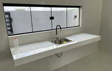 Imagem: A casa em condomínio possui 3 Dormitórios, 2 Banheiros, 4