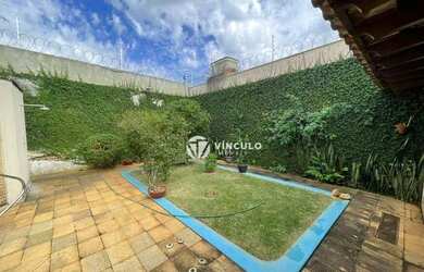 Imagem: A casa possui 3 Dormitórios, 4 Banheiros, 2 Vagas na garagem