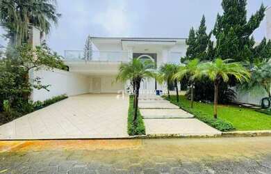 Imagem: A casa possui 5 Dormitórios, 5 Banheiros, 4 Vagas na garagem