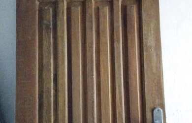 Imagem 1: Porta toda de madeira