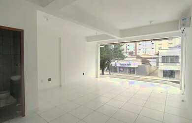 Imagem: O depósito possui 3 Vagas na garagem, 35m² de Área e está