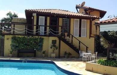 Imagem: A casa possui 4 Dormitórios, 5 Banheiros e 500m² de Área