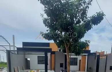 Imagem: A casa possui 3 Dormitórios, 2 Banheiros, 2 Vagas na garagem