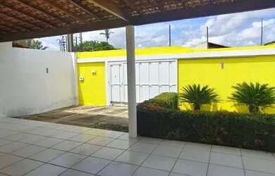 Imagem: A casa possui 3 Dormitórios, 2 Banheiros, 3 Vagas na garagem