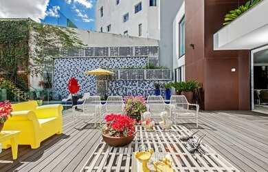 Imagem: A casa possui 3 Dormitórios, 4 Banheiros, 5 Vagas na garagem