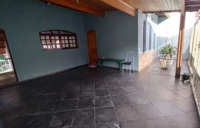 Imagem: A casa possui 3 Dormitórios, 4 Banheiros, 2 Vagas na garagem