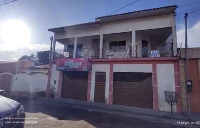 Imagem: A casa possui 4 Dormitórios, 2 Banheiros, 2 Vagas na garagem