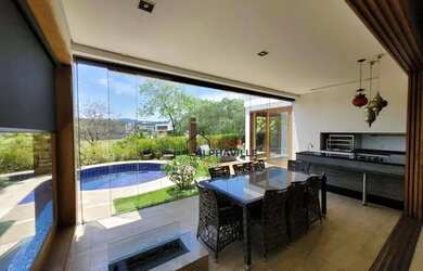 Imagem: A casa em condomínio para alugar possui 5 Dormitórios, 5 Banheiros