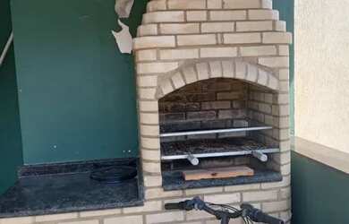 Imagem: A casa possui 2 Dormitórios, Acomodam 8 pessoas, 5 Vagas na