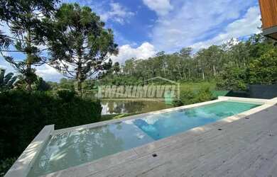 Imagem: A casa em condomínio possui 5 Dormitórios, 5 Banheiros, 5